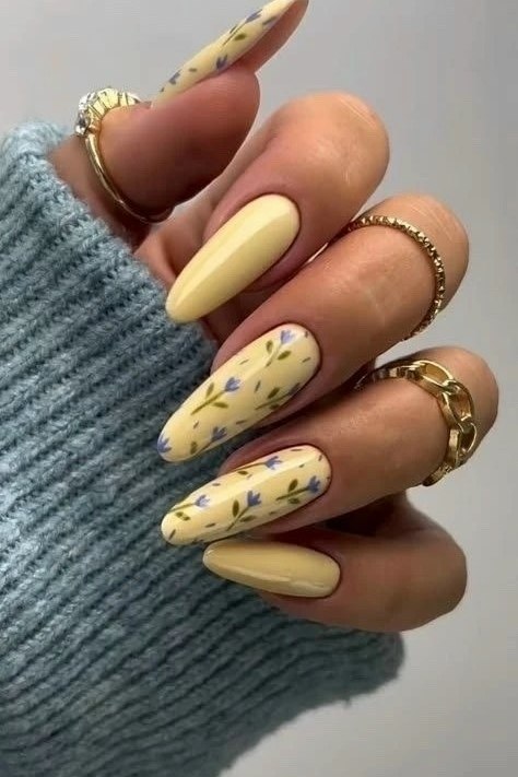Dainty Yellow Floral Nail Designs: The Sophisticated Spring Trend for Everyone
