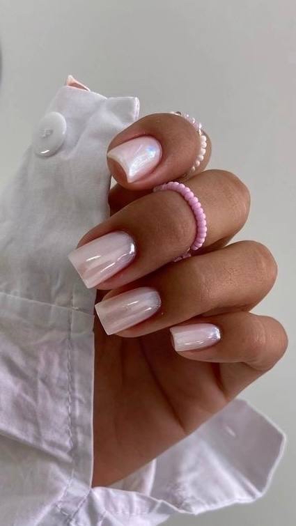 Pearl Glaze Nails: How to Get the Softest Spring Manicure Trend