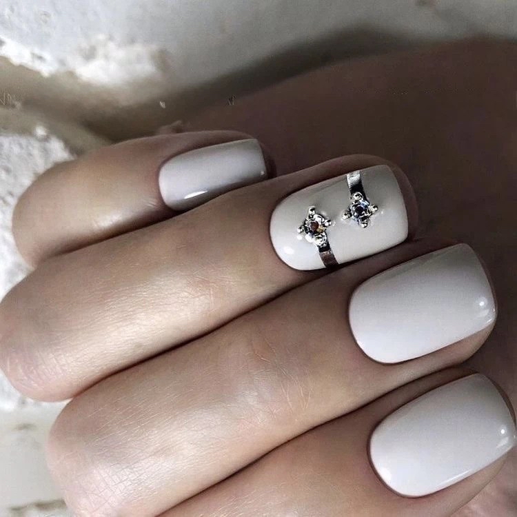 Pearl-Infused Minimalism: How to Get the Softest Spring Manicure
