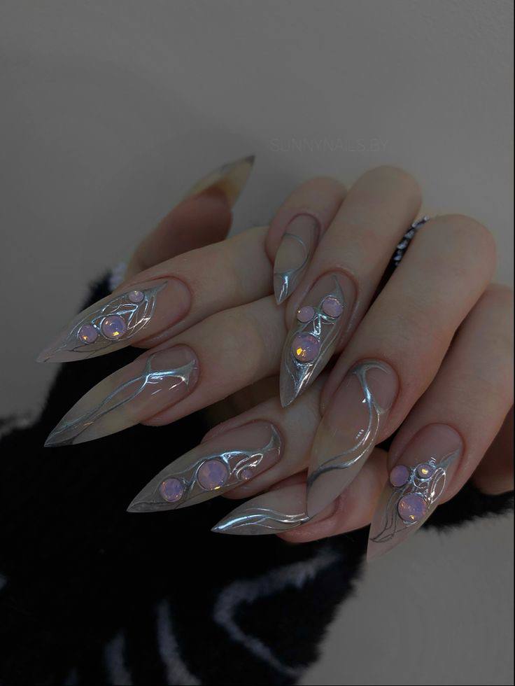 Molten Silver Nails: The Moodiest Autumn Manicure Trend