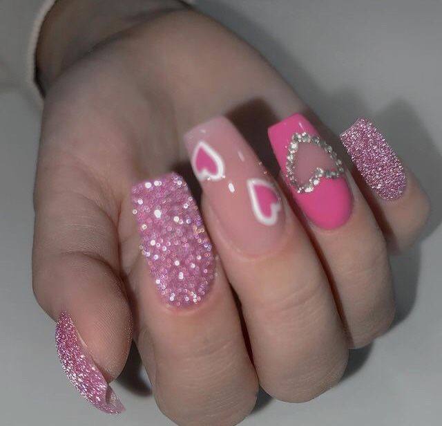 3D Sculptural Nail Art: Mastering the Mix of Chrome and Pearls