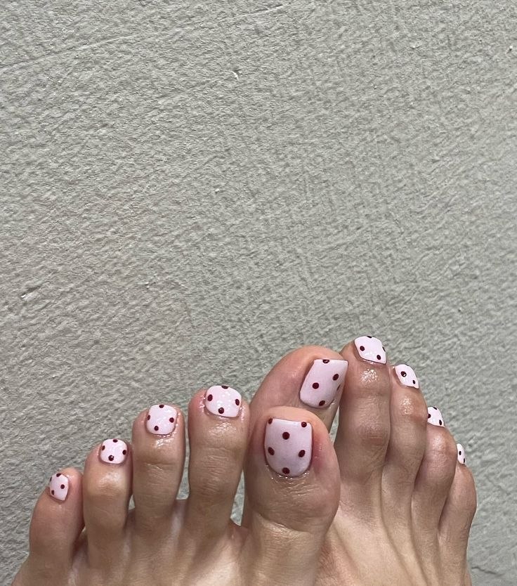 Soft Polka Dot Nails: How to Get This Sweet Spring Manicure Trend