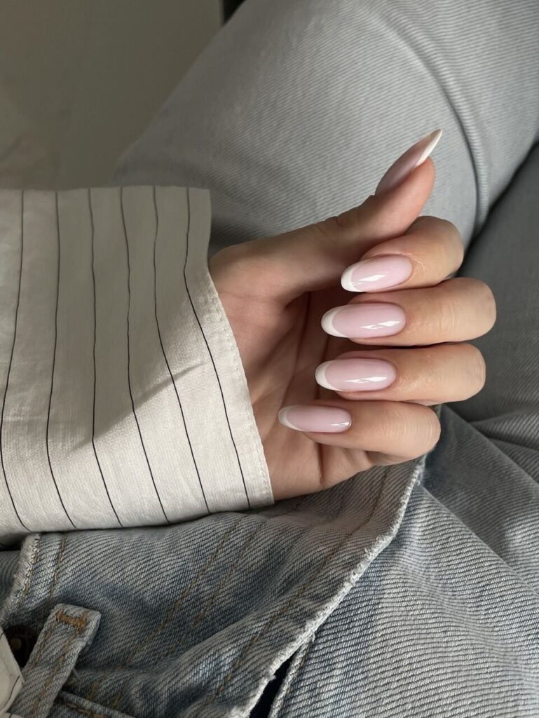 Velvet Nails: How to Get the Coziest Winter Manicure Trend