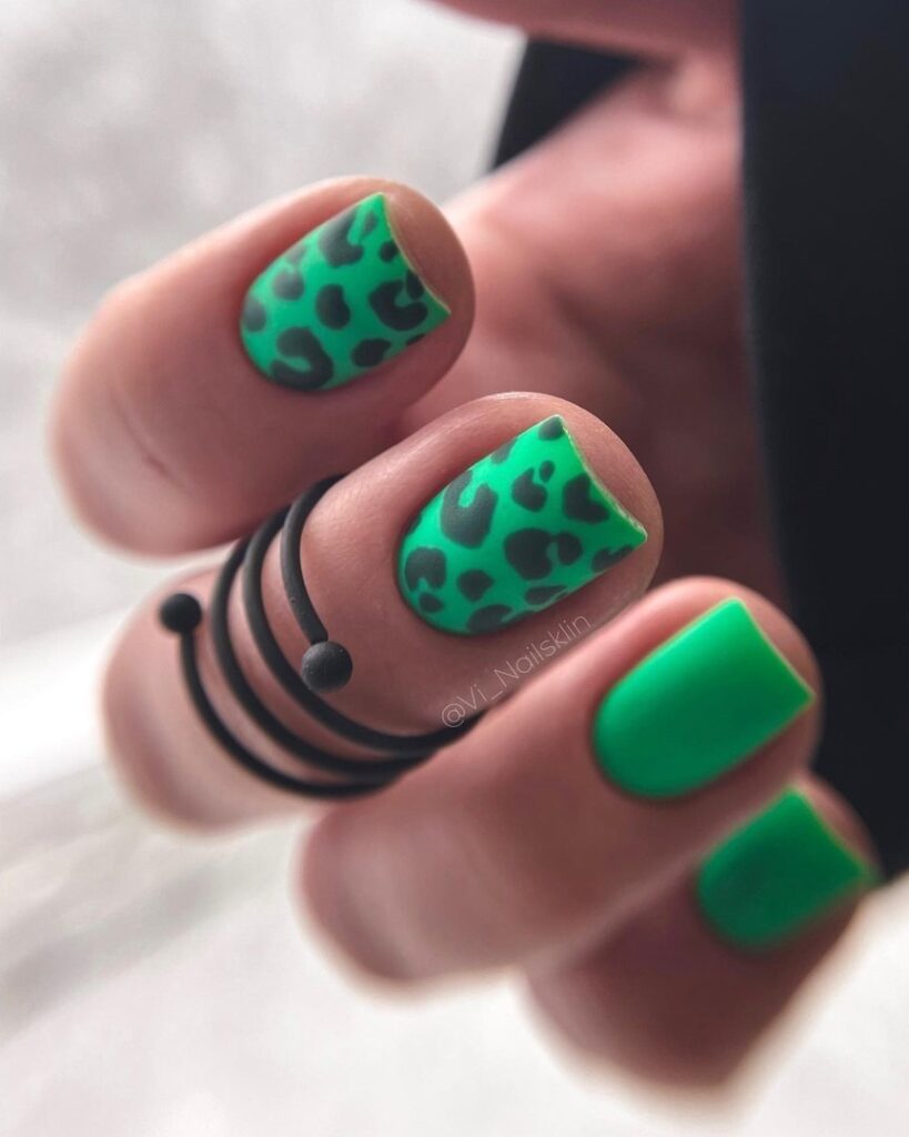 Velvet Nails: How to Get the Coziest Winter Manicure Trend