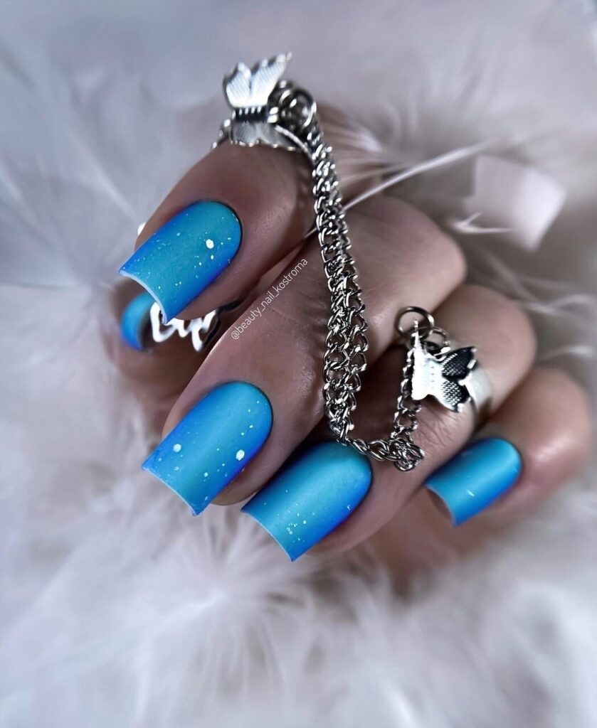 Velvet Nails: How to Get the Coziest Winter Manicure