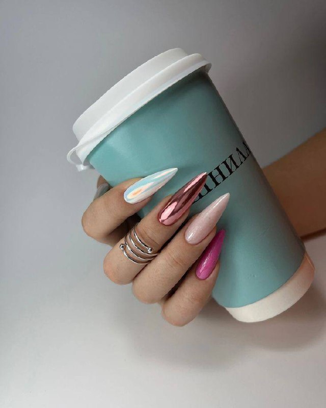 Velvet Nails: How to Get the Coziest Winter Manicure Trend